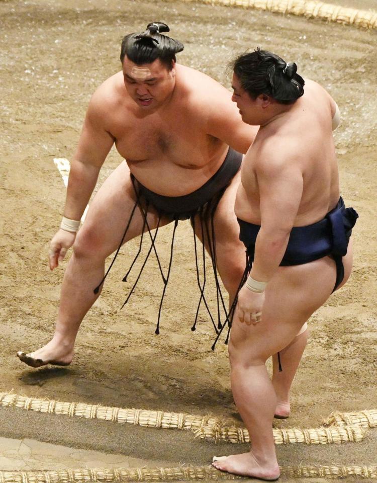 霧島（左）が寄り切りで若隆景を下す
