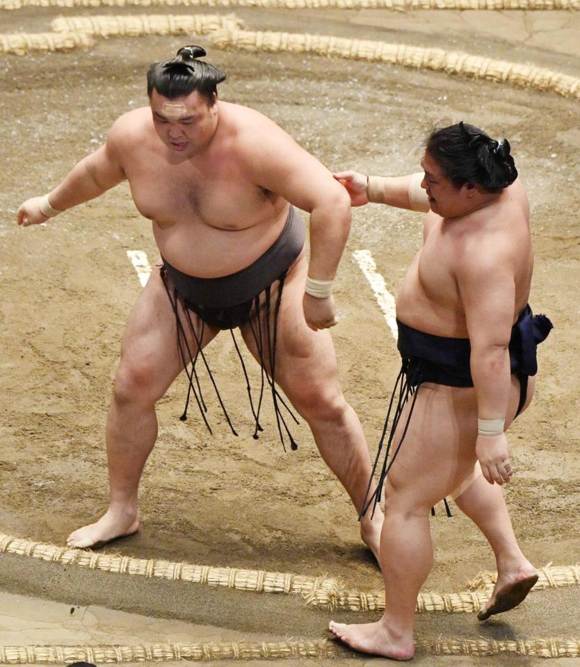 霧島（左）が寄り切りで若隆景を下す