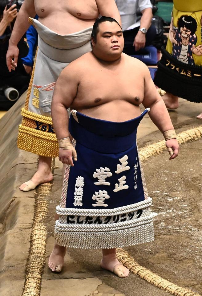 にしたんクリニック・西村誠司社長から贈られた化粧まわしをつけ土俵入りする藤凌駕（撮影・持木克友）