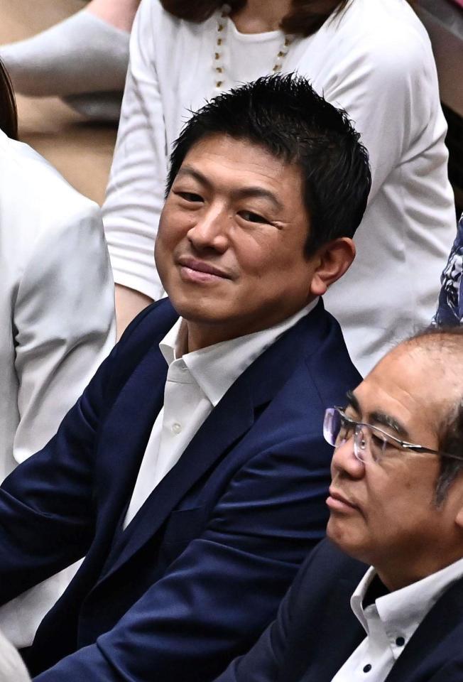 観戦する参政党の神谷宗幣代表（撮影・持木克友）