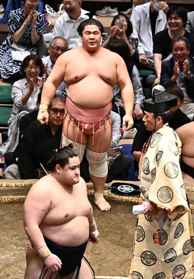 若ノ勝を肩透かしで破った宇良（撮影・持木克友）