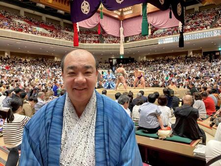 　夏場所を観戦するにしたんクリニック・西村社長（本人提供）