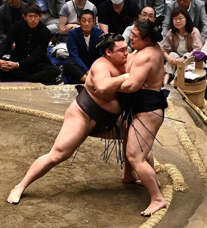 若隆景（右）を寄り切りで下す霧島（撮影・持木克友）