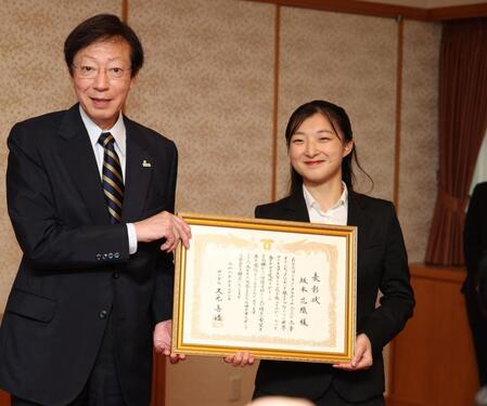 久元喜造神戸市長（左）から「神戸市スポーツ栄誉賞」を贈られた坂本花織（撮影・坂部計介）