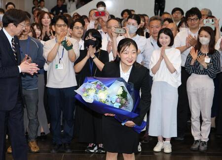 神戸市役所を訪れ、職員らからの歓迎を受ける坂本花織（撮影・坂部計介）