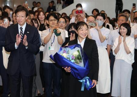 神戸市役所を訪れ、職員らから歓迎を受ける坂本花織（右、左は久元喜造神戸市長）＝撮影・坂部計介