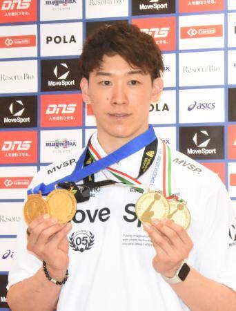 　バレーボール男子イタリア１部リーグ、ペルージャで獲得したメダルを手にポーズをとる石川祐希＝２１日、羽田空港
