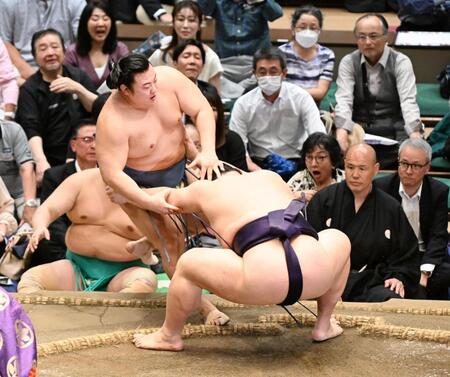 翔猿（左）は押し出しで義ノ富士に敗れる