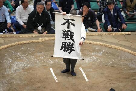 朝乃山の休場で琴栄峰が不戦勝となる