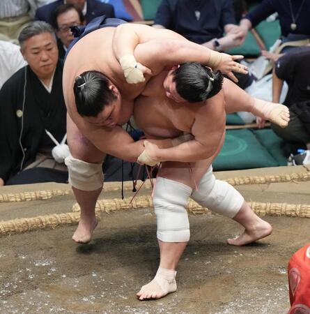 宇良（右）がすくい投げで藤凌駕を破る
