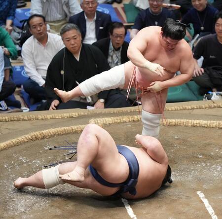 宇良（奥）がすくい投げで藤凌駕を破る