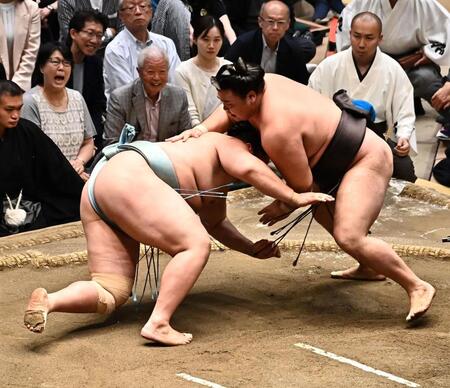 琴勝峰（左）を叩き込みで下す霧島（撮影・持木克友）