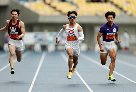 　男子１００メートル予選　準決勝進出を決めた小室歩久斗（中央）＝カンセキスタジアムとちぎ