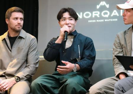 　時計ブランドのイベントに出席し、体操の世界選手権への意欲を語る岡慎之助（中央）＝２１日、東京都内