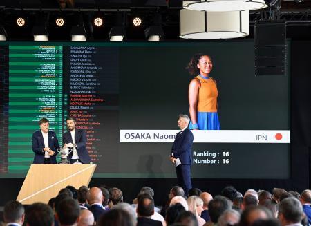 　パリで開かれた全仏テニスの組み合わせ抽選会。スクリーンは大坂なおみ＝２１日（共同）