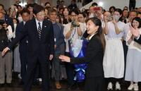神戸市役所を訪れ、職員らからの歓迎を受ける坂本花織（撮影・坂部計介）