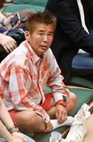 観戦する勝俣州和さん