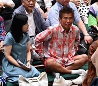 観戦する勝俣州和（撮影・持木克友）