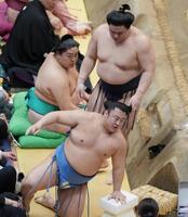 義ノ富士（右）に押し出しで敗れた翔猿