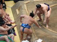 義ノ富士（右）が押し出しで翔猿破る