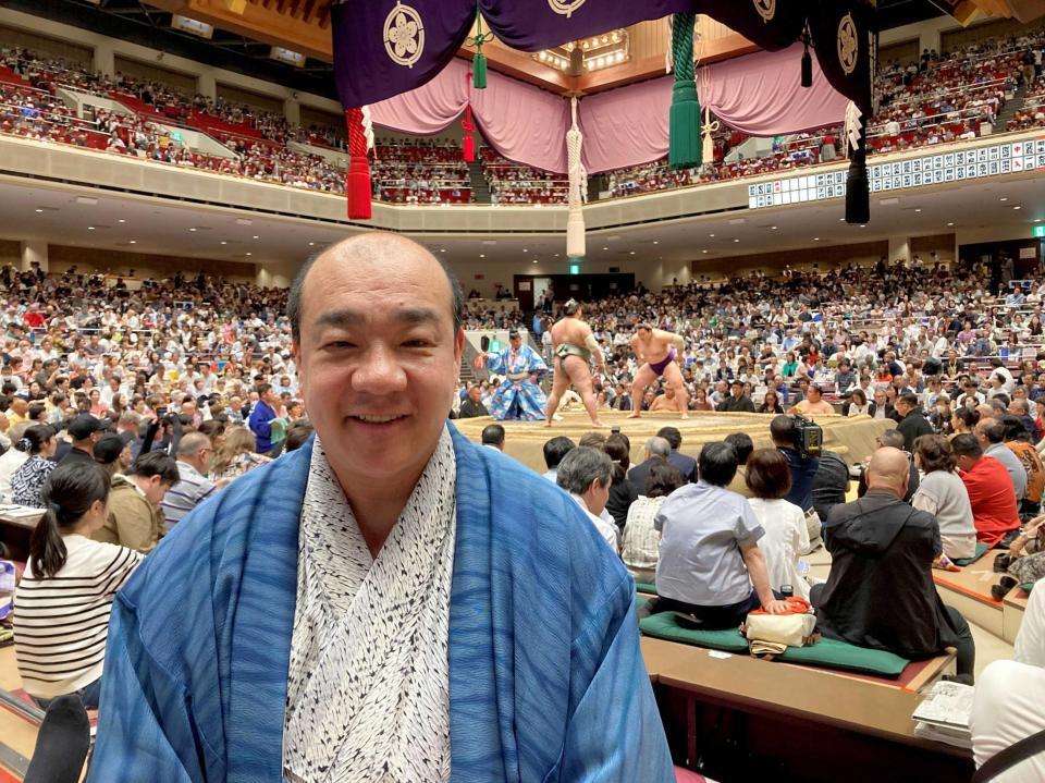 　夏場所を観戦するにしたんクリニック・西村社長（本人提供）