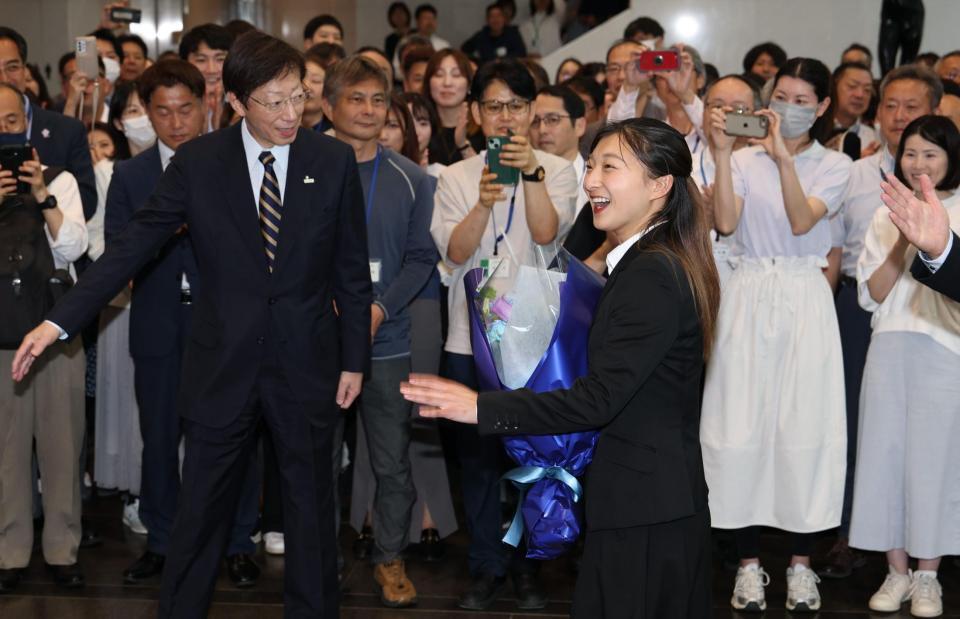 神戸市役所を訪れ、職員らからの歓迎を受ける坂本花織（撮影・坂部計介）