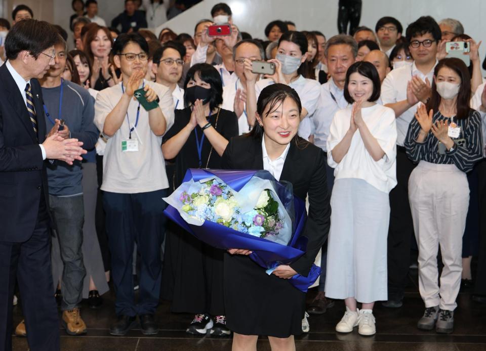 神戸市役所を訪れ、職員らからの歓迎を受ける坂本花織（撮影・坂部計介）