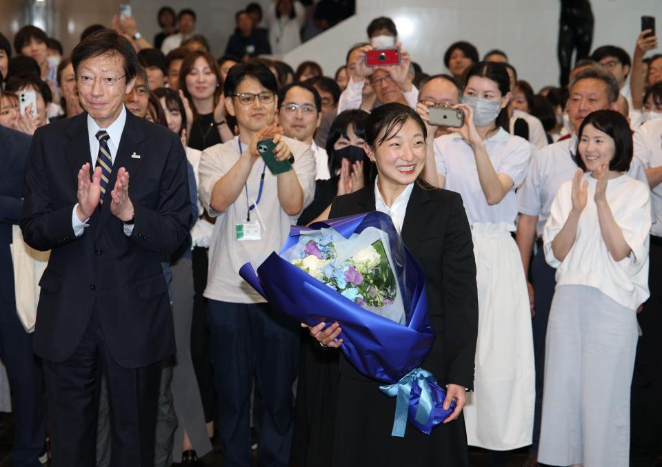 神戸市役所を訪れ、職員らから歓迎を受ける坂本花織（右、左は久元喜造神戸市長）＝撮影・坂部計介