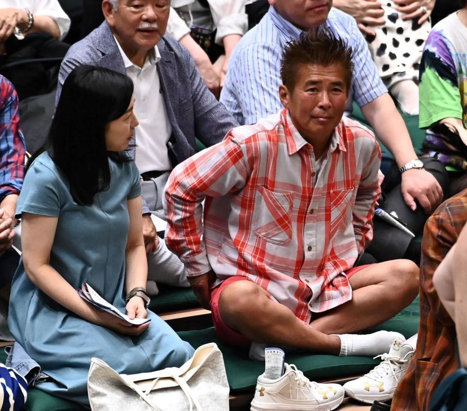 観戦する勝俣州和（撮影・持木克友）