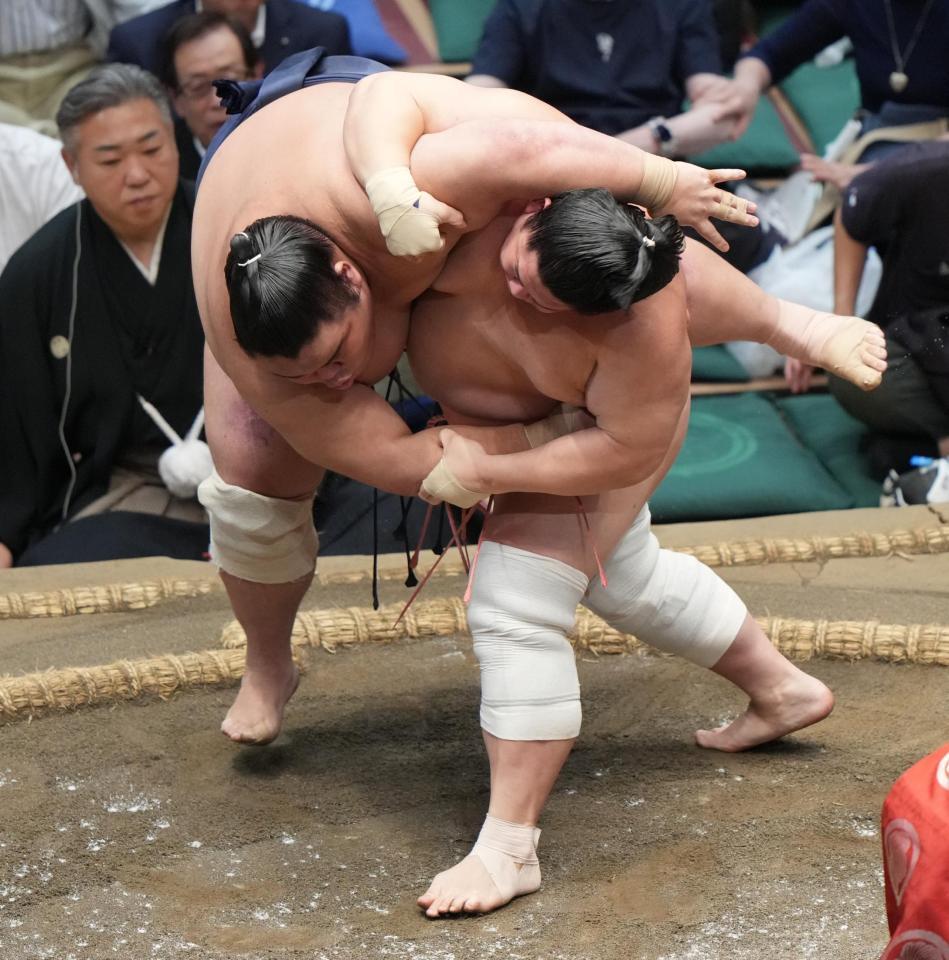 宇良（右）がすくい投げで藤凌駕を破る