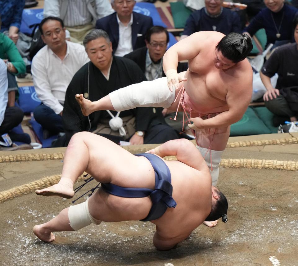 宇良（奥）がすくい投げで藤凌駕を破る