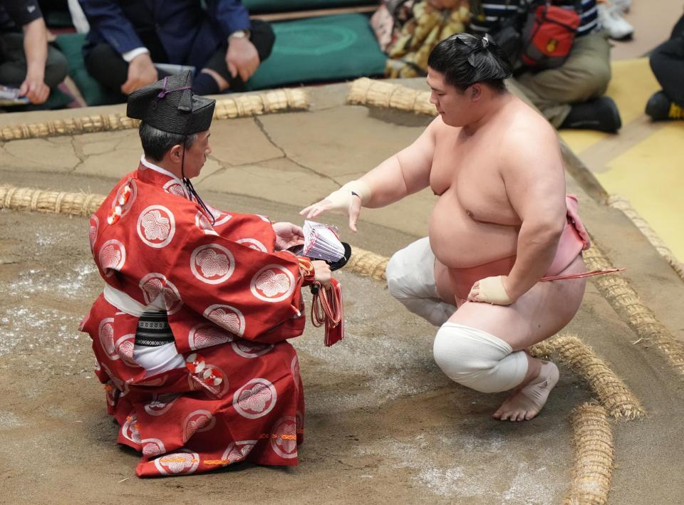 懸賞金を受け取る宇良