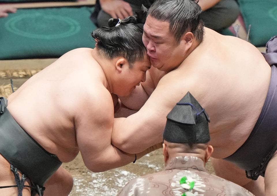 友風（右）を攻める翠富士