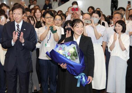 　神戸市役所を訪れ、歓迎を受ける坂本花織さん（撮影・坂部計介）