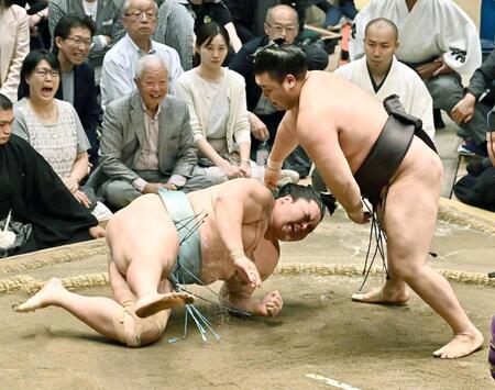 琴勝峰（左）を叩き込みで下す霧島（撮影・持木克友）