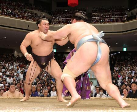 琴勝峰（右）と対戦する霧島（撮影・石井剣太郎）