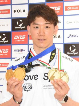 　ペルージャで獲得したメダルを手にポーズをとる石川祐希