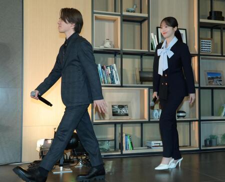 会見場に入る宇野昌磨（左）と本田真凜（撮影・吉澤敬太）