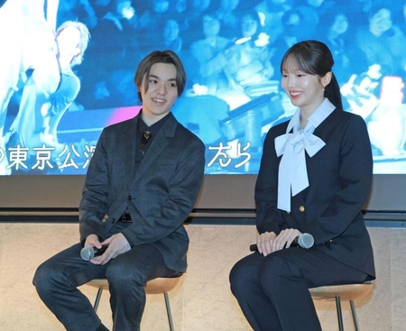 笑顔で会見する宇野昌磨（左）と本田真凜（撮影・吉澤敬太）
