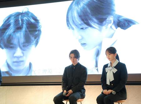 会見する宇野昌磨（左）と本田真凜（撮影・吉澤敬太）