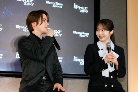 　トークショーに登場した宇野昌磨さんと本田真凜さん＝２２日午後、東京都千代田区
