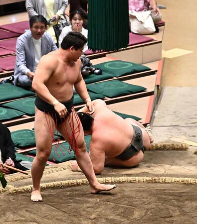 清水海を上手投げで破った大森（左）＝撮影・持木克友