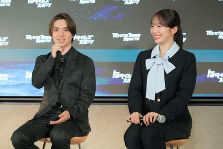 宇野昌磨（左）のコメントに苦笑いする本田真凜（撮影・吉澤敬太）