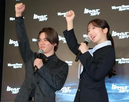 笑顔を見せる宇野昌磨（左）と本田真凜（撮影・吉澤敬太）