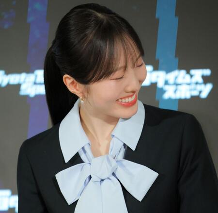 宇野昌磨の発言を聞き、顔を背けて照れる本田真凜（撮影・吉澤敬太）