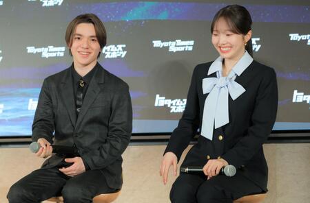 宇野昌磨（左）の発言に苦笑いしながら照れる本田真凜（撮影・吉澤敬太）