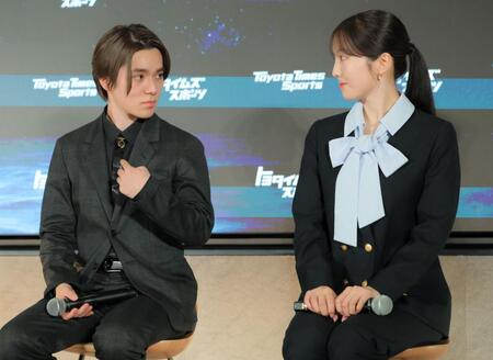 見つめ合う宇野昌磨（左）と本田真凜（撮影・吉澤敬太）