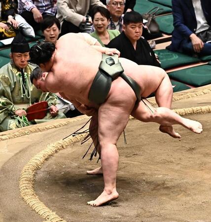 明生（右）を下手投げで破った炎鵬（撮影・持木克友）