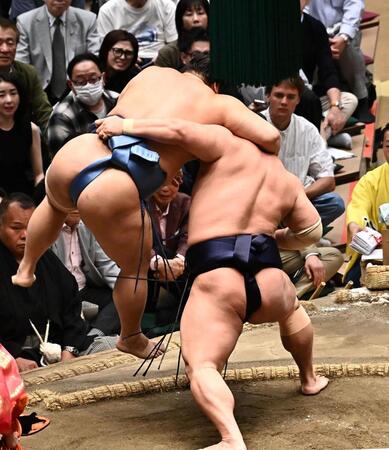 翔猿（左）を吊り出しで破った若隆景（撮影・持木克友）