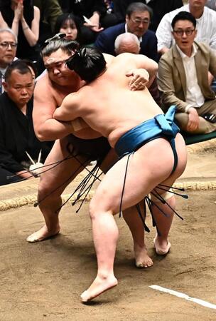 琴勝峰（右）を攻める霧島（撮影・持木克友）